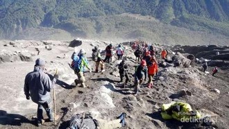Pendakian Gunung Semeru Resmi Dibuka, Catat Syarat dan Ketentuan Ini Ya!
