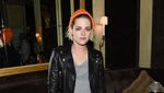Gaya Boyish Kristen Stewart Berjaket Kulit dan Celana Robek