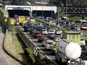 Jelang Long Weekend, Tol Pasar Rebo ke Cikunir Juga Macet Parah