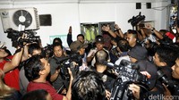 Polisi turun tangan untuk menenangkan massa.