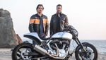 Keanu Reeves Pamer Motor Produksinya
