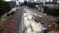 Trotoar tersebut tampak dipercantik.
