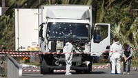Dengan truk itu, pelaku menerobos barikade polisi dan terus melaju sejauh 2 kilometer sambil menerjang kerumunan orang. Eric Gaillard/Reuters/detikFoto.