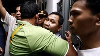 Para orang tua bayi korban vaksin palsu bersitegang dengan pihak keamanan rumah sakit.