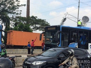 Polisi Naik ke Atap Bus TransJ Singkirkan Rambu Roboh yang Halangi Jalan