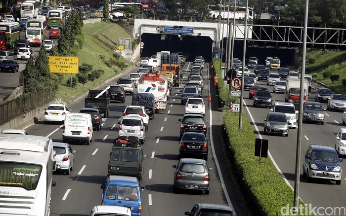 Kecelakaan di KM 57 Tol Cikampek Arah Jakarta Akibatkan Macet