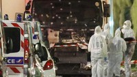 Truk tersebut diketahui melaju dengan kecepatan 100 km/jam menuju kerumunan warga yang saat itu sedang berkumpul menyaksikan acara kembang api dalam perayaan hari nasional atau Bastille Day, Kamis (14/7) malam waktu Nice. REUTERS/Eric Gaillard.