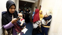 Orang tua bayi korban vaksin palsu terus berdatangan ke RS Harapan Bunda di Jalan Raya Bogor, Jakarta Timur, Jumat (15/7).