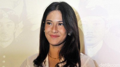 Dian Sastro Cantik Berkebaya