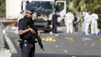 Polisi bersenjata api laras panjang disiagakan di sekitar lokasi. Eric Gaillard/Reuters/detikFoto.
