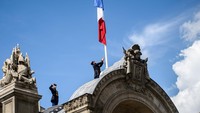 Pengibaran bendera setengah tiang ini sebagai tanda berduka atas teror truk di Nice. Christophe Petit Tesson/Reuters/detikFoto.