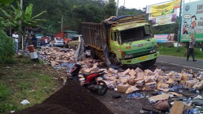 Truk Bawa Air Mineral Tabrak dua Motor di Gentong, Satu Orang Meninggal Dunia