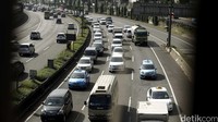 Kendaraan tampak ramai di kedua jalur.