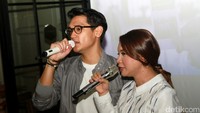 Saking dekatnya, Afgan dan Rossa juga kompak saat bernyanyi bersama. Mereka punya istilah panggilan kesayangan #Afros. Foto: Gus Mun/detikHOT
