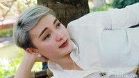 Zaskia berambut abu-abu. Pool/Gus Mun/detikFoto.