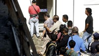 Perwakilan rumah sakit meninggalkan para orang tua pasien korban vaksin palsu usai memberikan keterangan. Dia masuk rumah sakit dengan dikawal petugas keamanan.