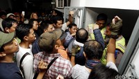 Mereka juga meminta manajemen rumah sakit mengungkap semua oknum yang terlibat termasuk dokter.