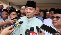  Mantan Panglima Komando Daerah Militer Jakarta Raya itu menjawab pertanyaan wartawan seusai salat Jumat.