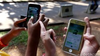 Dua orang warga berburu Pokemon di kawasan GBK.
