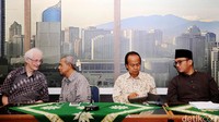 Franz Magnis Suseno (kiri) berbincang dengan Busyro Muqoddas (dua dari kiri) disela-sela jumpa pers.