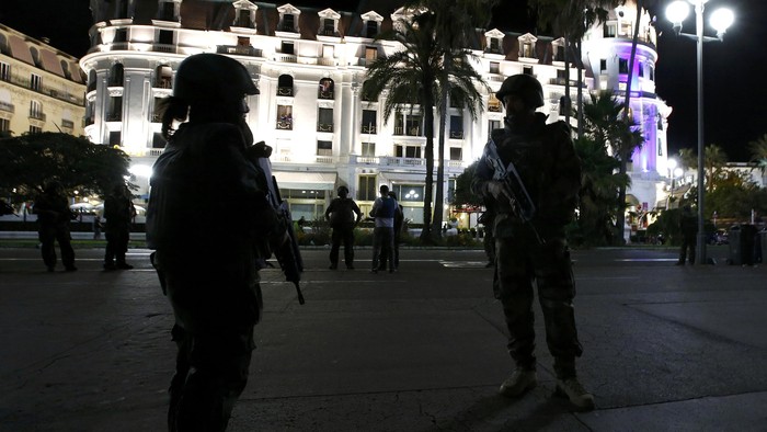 Warga Panik dan Puing Beterbangan Saat Truk Tabrak Kerumunan Orang di Nice