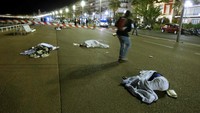 Mayat-mayat tampak bergelimpangan di jalan. REUTERS/Eric Gaillard.