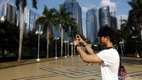 Seorang remaja sibuk berburu Pokemon.