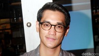 Ia tampil dengan bomber jacket berwarna abu-abu dengan kaus putih. Pool/Gus Mun/detikFoto.