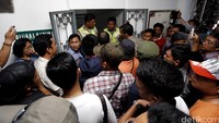 Polisi juga didorong menangkap semua oknum yang terlibat.