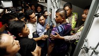 Mereka kecewa karena protes mereka terkait vaksin palsu tidak direspon dengan baik.