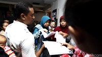 Orang tua bayi korban vaksin palsu ini membawa data-data lengkap vaksin anaknya sejak Maret hingga Juli 2016.