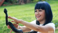 Artis yang akrab disapa Jupe itu terlihat mengelus-elus ular sanca. Pool/Gus Mun/detikFoto.