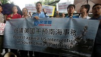 Mereka melakukan protes di Konsulat Amerika Serikat di Hong Kong, Kamis (14/7). REUTERS/Bobby Yip.