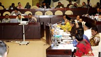 Rapat ini membahas Pilkada 2015 yang belum terlaksana di 3 daerah.