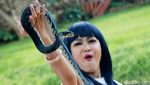 Hiii... Julia Perez Main-main dengan Ular Sanca