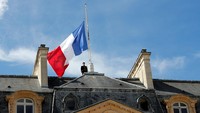Bendera Prancis berkibar setengah tiang. Philippe WojazerReuters/detikFoto.