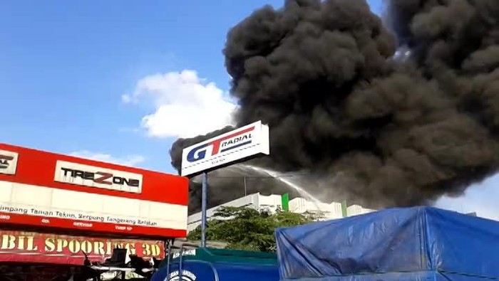 Toko Ban di BSD Terbakar, Lalin Macet