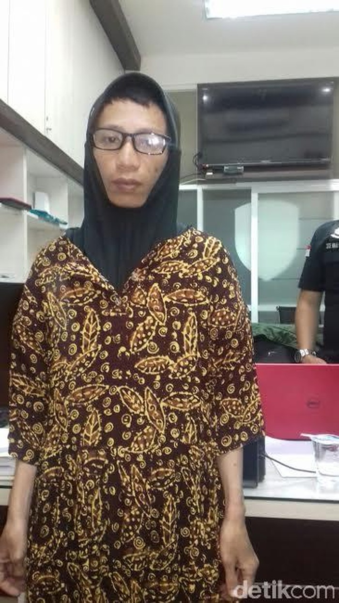 Penampakan Napi Anwar Saat Dipakaikan Gamis, Kerudung, dan Kacamata