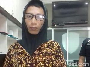 Penampakan Napi Anwar Saat Dipakaikan Gamis, Kerudung, dan Kacamata