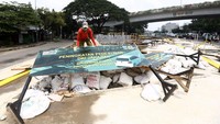 Pekerja menyelesaikan pembangunan trotoar di kawasan Tanah Abang, Jakarta, Jumat (15/7/2016).