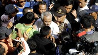 Perwakilan rumah sakit melewati kerumunan orang tua pasien korban vaksin palsu.