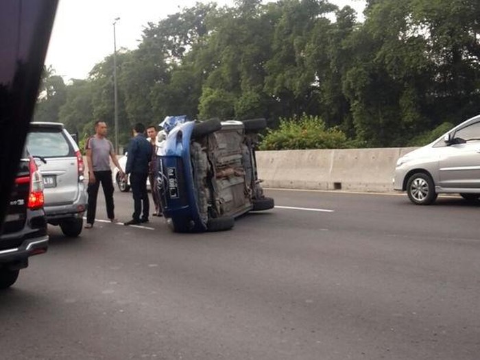 Avanza Terguling di Tol arah Cikampek, Lalu Lintas Mulai Padat