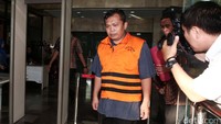 Muhammad Santoso keluar gedung KPK usai menjalani pemeriksaan, Jumat (15/7/2016).