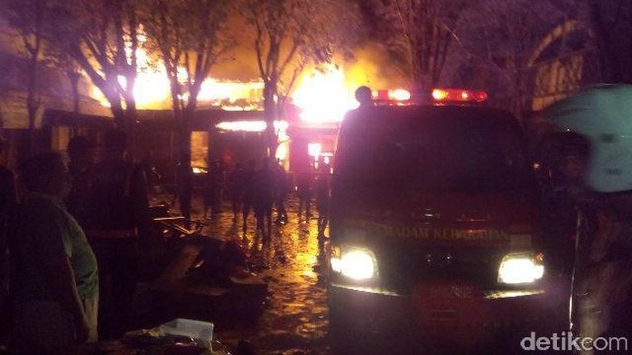 Hampir 4 Jam, Kebakaran di Pasar Sayur Magetan Belum Berhasil Dipadamkan
