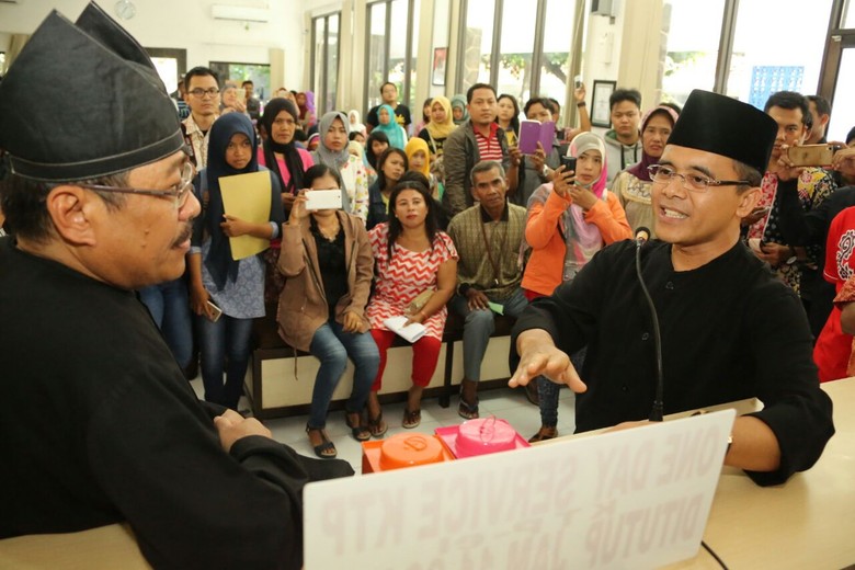 Dapat Aduan Pembuatan e-KTP Lama, Bupati Anas Sidak dan Traktir Bakso Warga Dapat Aduan Pembuatan e-KTP Lama, Bupati Anas Sidak dan Traktir Bakso Warga