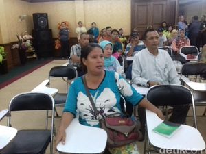 Orang Tua Bayi Vaksin Palsu di RS Karya Medika Marah dan Menangis