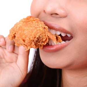 Etiket Makan Ayam Goreng, Pakai Tangan Tapi Tetap Sopan Etiket Makan Ayam Goreng, Pakai Tangan Tapi Tetap Sopan