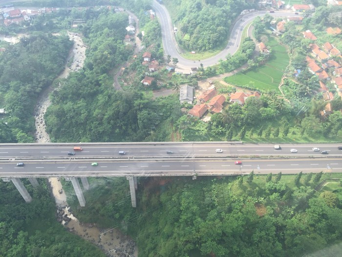 Area Rawan Kecelakaan di Tol Cipularang Dipasang Garis Kejut