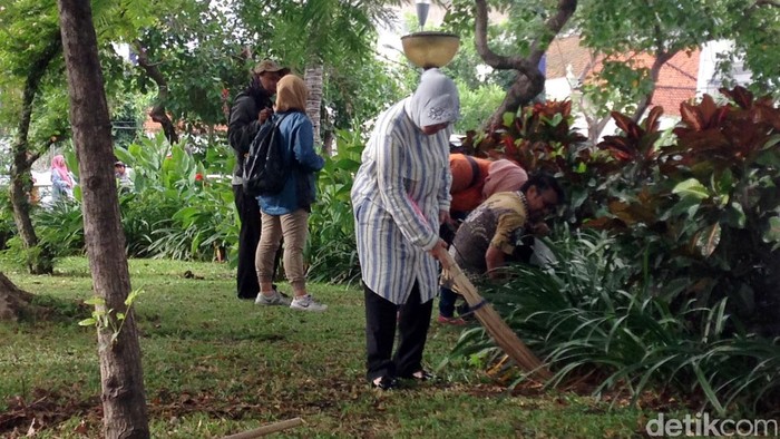 Gebrakan Risma: Di Jakarta Masih Banyak, Pengemis Sudah Lenyap dari Surabaya