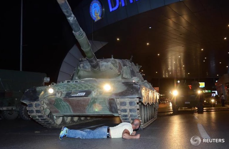 Saat Rakyat Turki Menolak Kudeta Militer: Berbaring di Jalan Siap Dilindas Tank Saat Rakyat Turki Menolak Kudeta Militer: Berbaring di Jalan Siap Dilindas Tank
